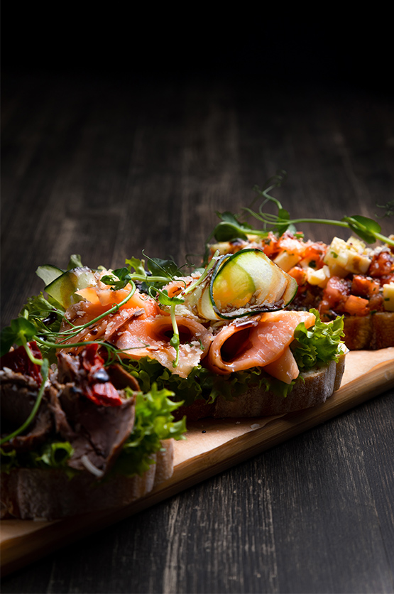 Mediterran Belegte Baguette Häppchen von einem Catering